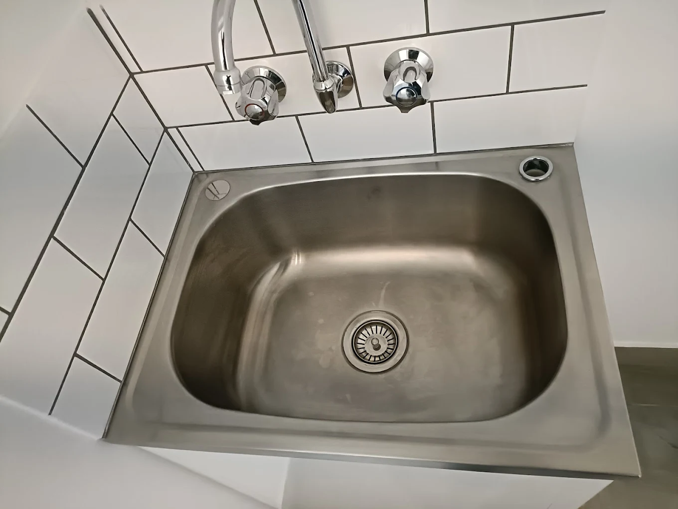 Sink Detail Clean - Diamond Bond Cleaning